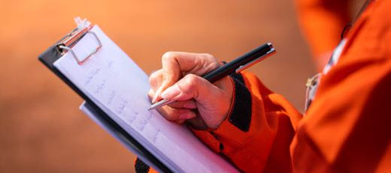 woman analysing the risk