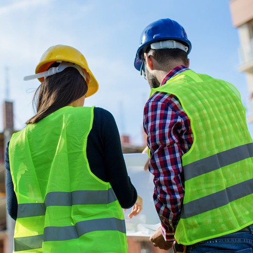 ouvriere sur un chantier de construction