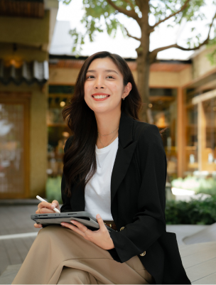 woman smile with ipad