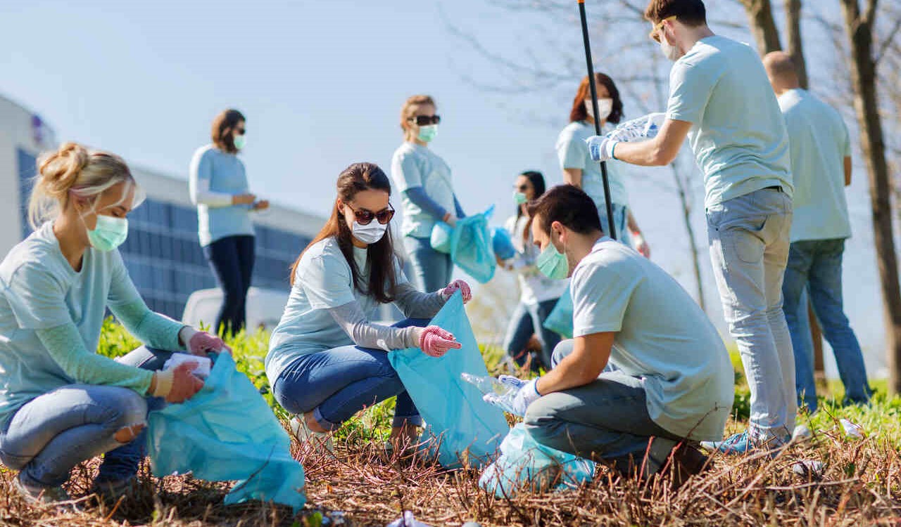 volunteers in communal work