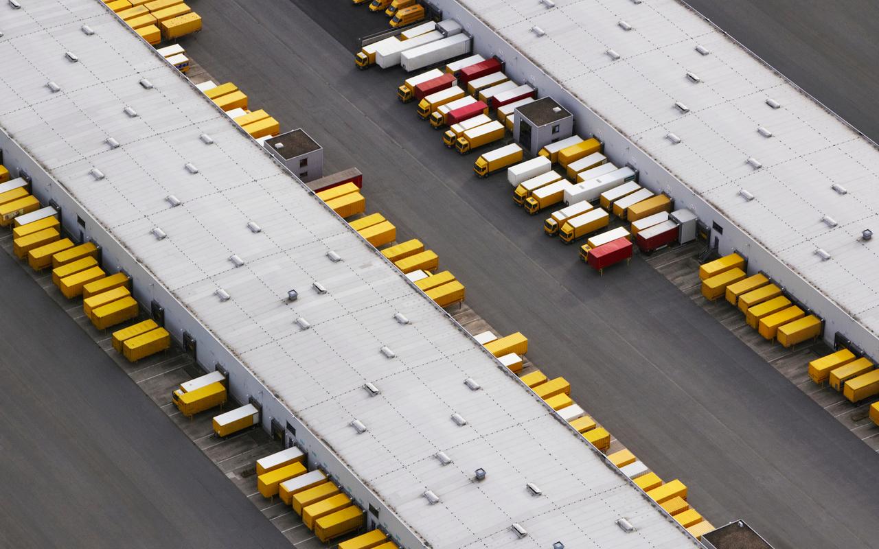 lorries-at-distribution-centre