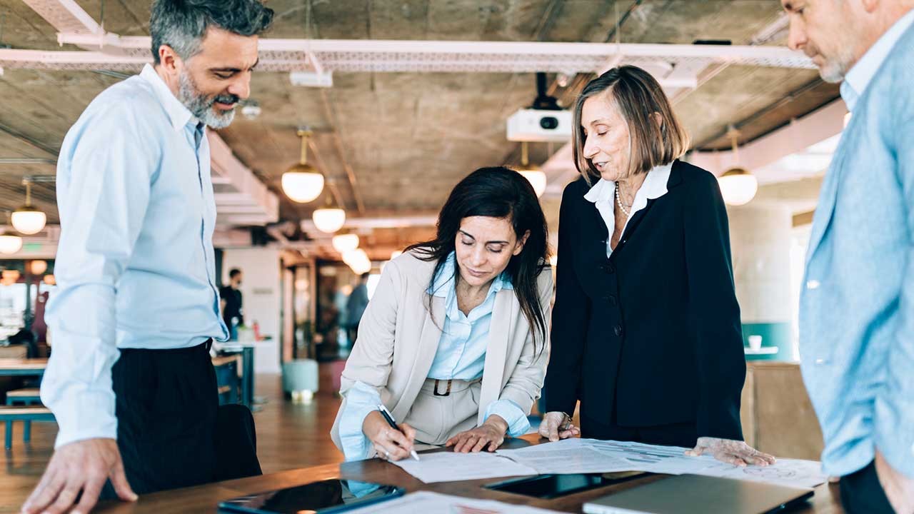 femme d'affaires signant un document