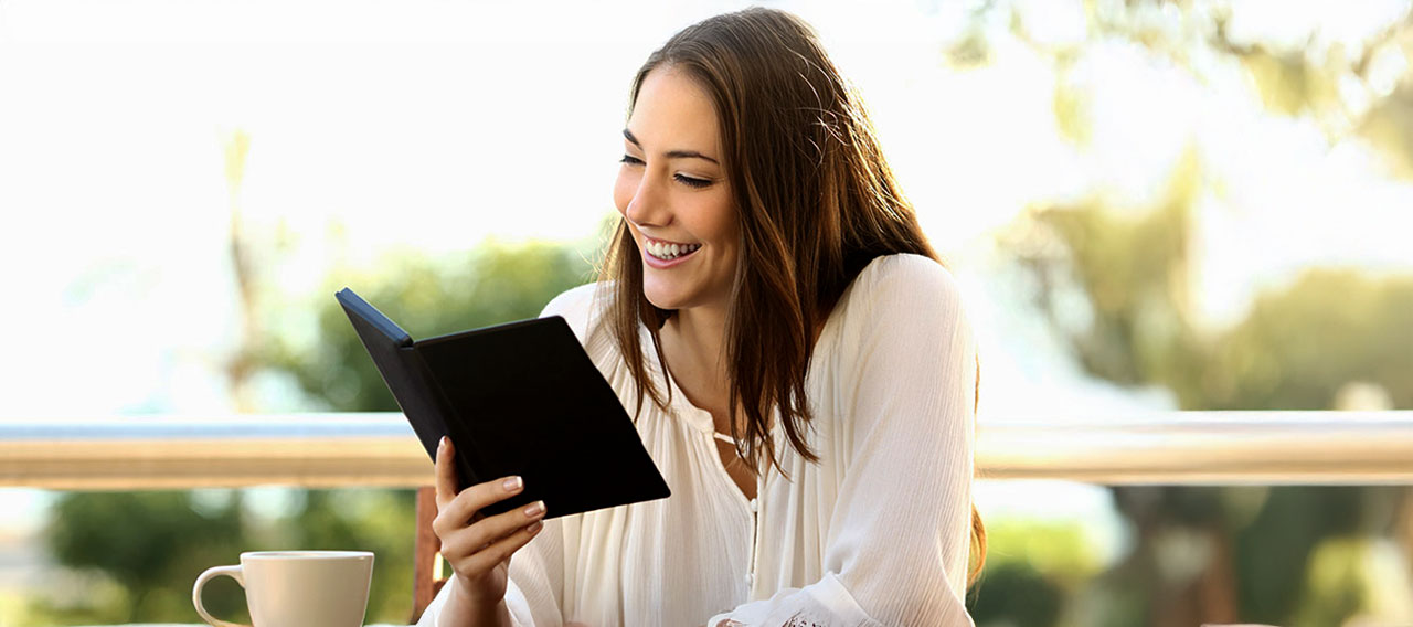 woman-reading-blog