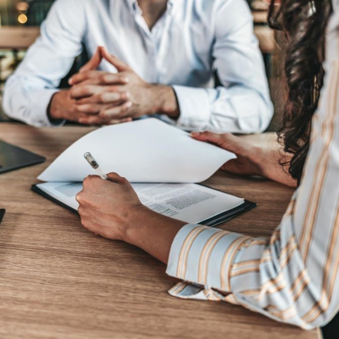 couple reviewing seguros de desgravamen paperwork